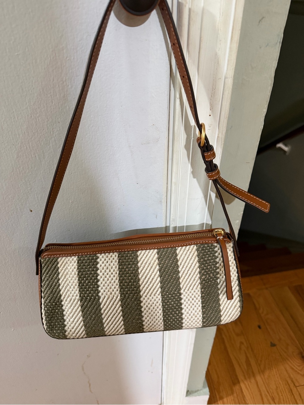Tory Burch McGraw Stripe Wedge Shoulder Bag using 2 times only in pristine cond - Picture 4 of 16